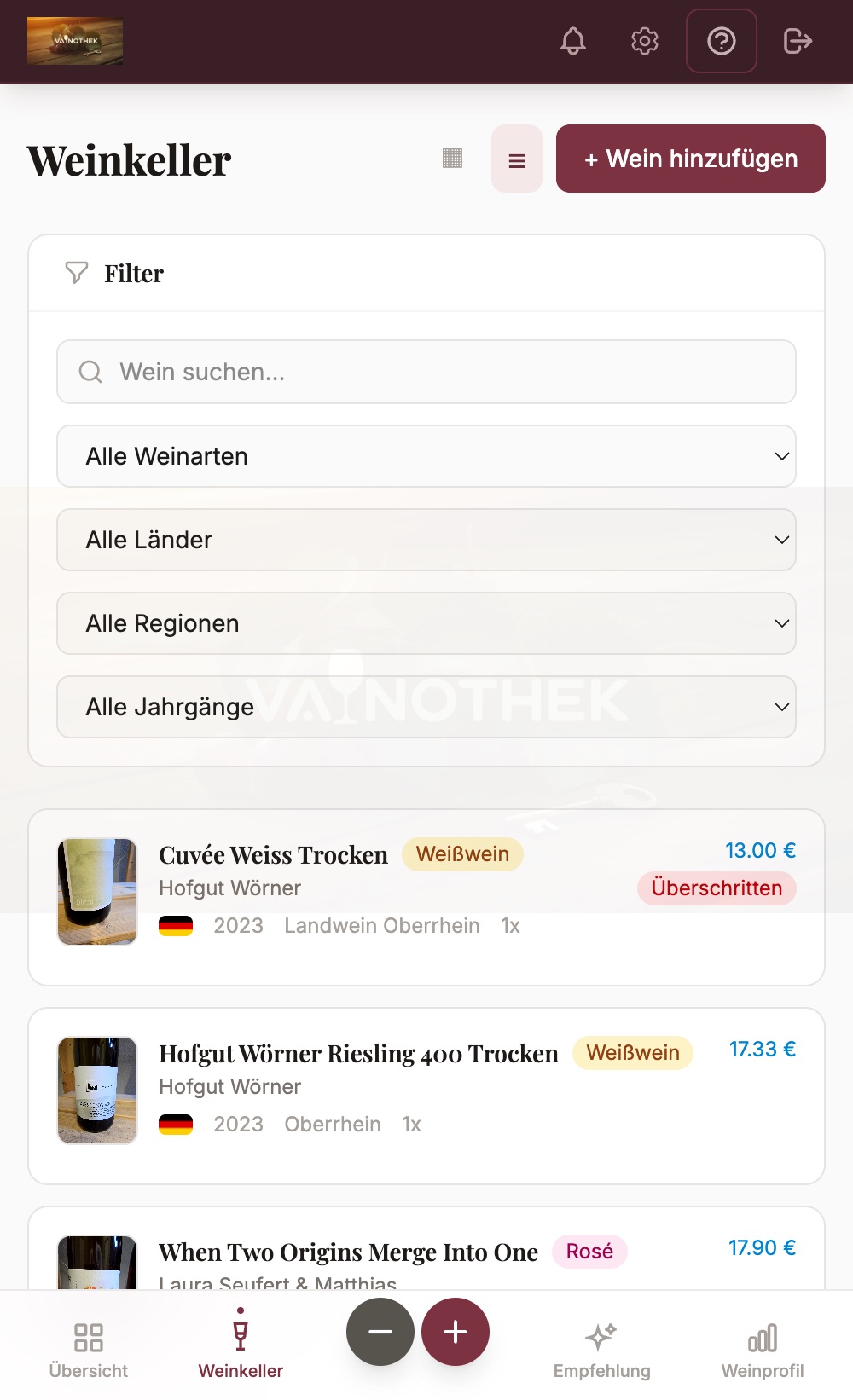 Moderner Weinkeller mit KI-Unterstützung